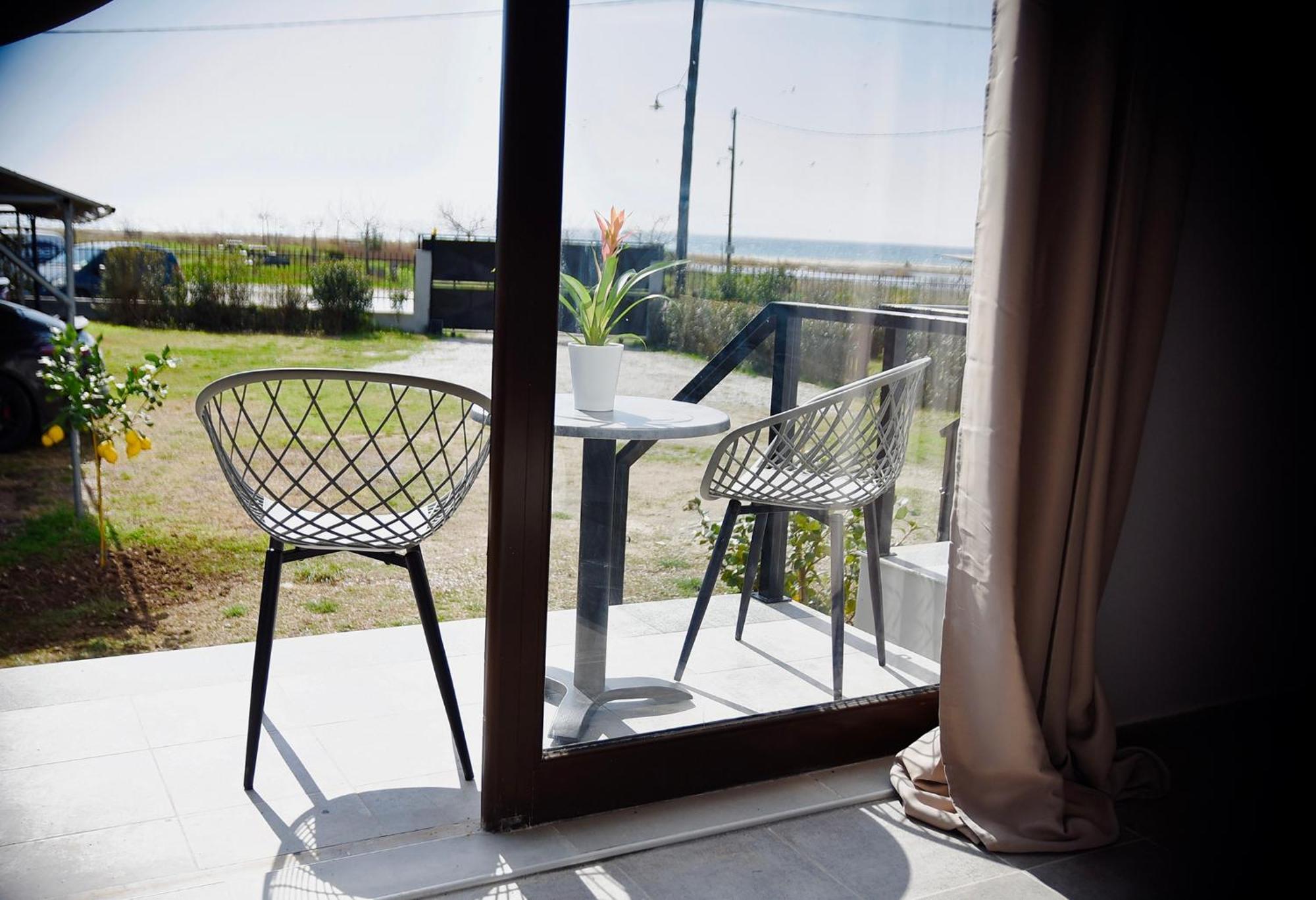 Room Nine 9 Beachfront Apartments Nea Kallikrateia Eksteriør billede
