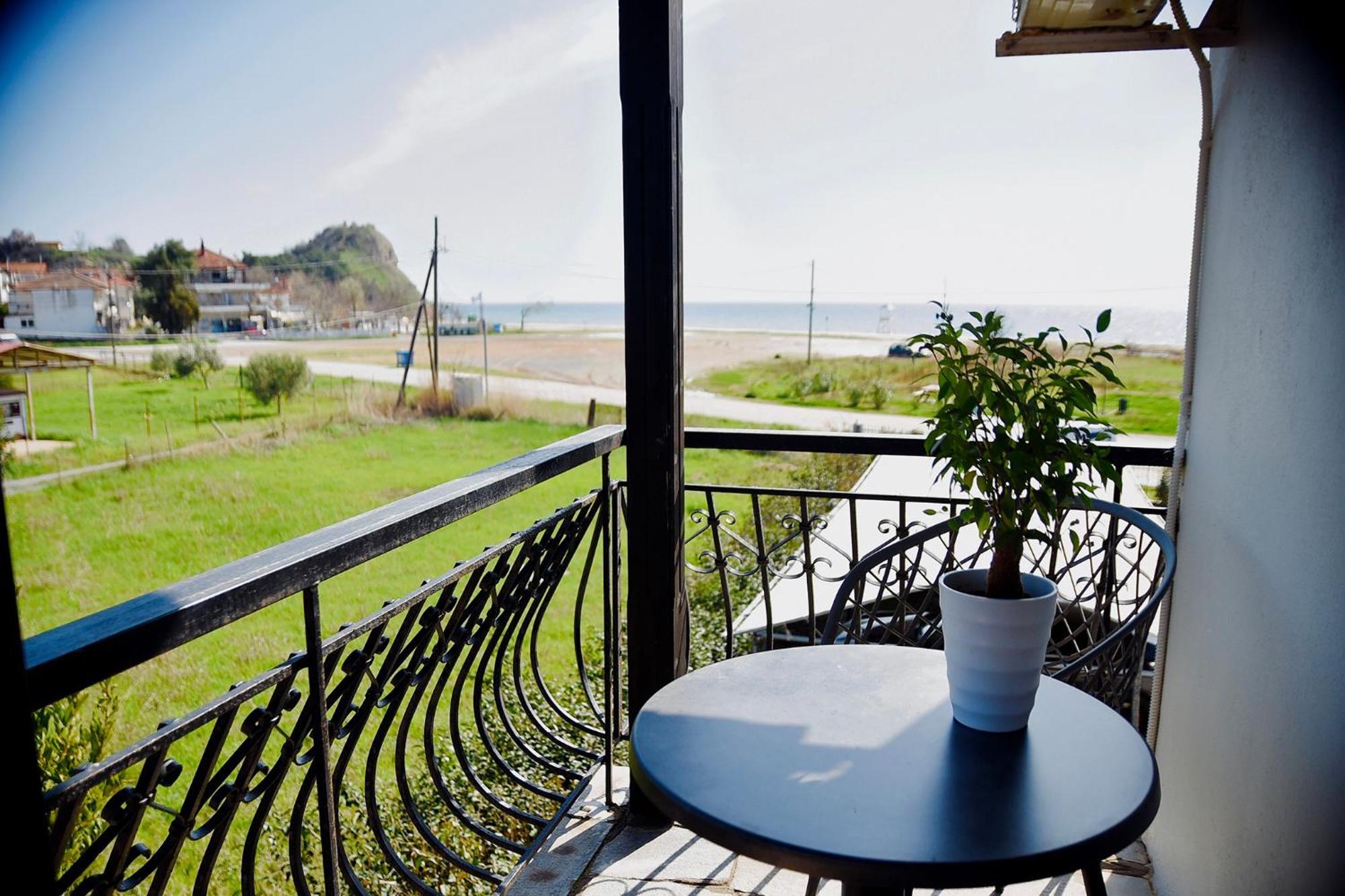 Room Nine 9 Beachfront Apartments Nea Kallikrateia Eksteriør billede