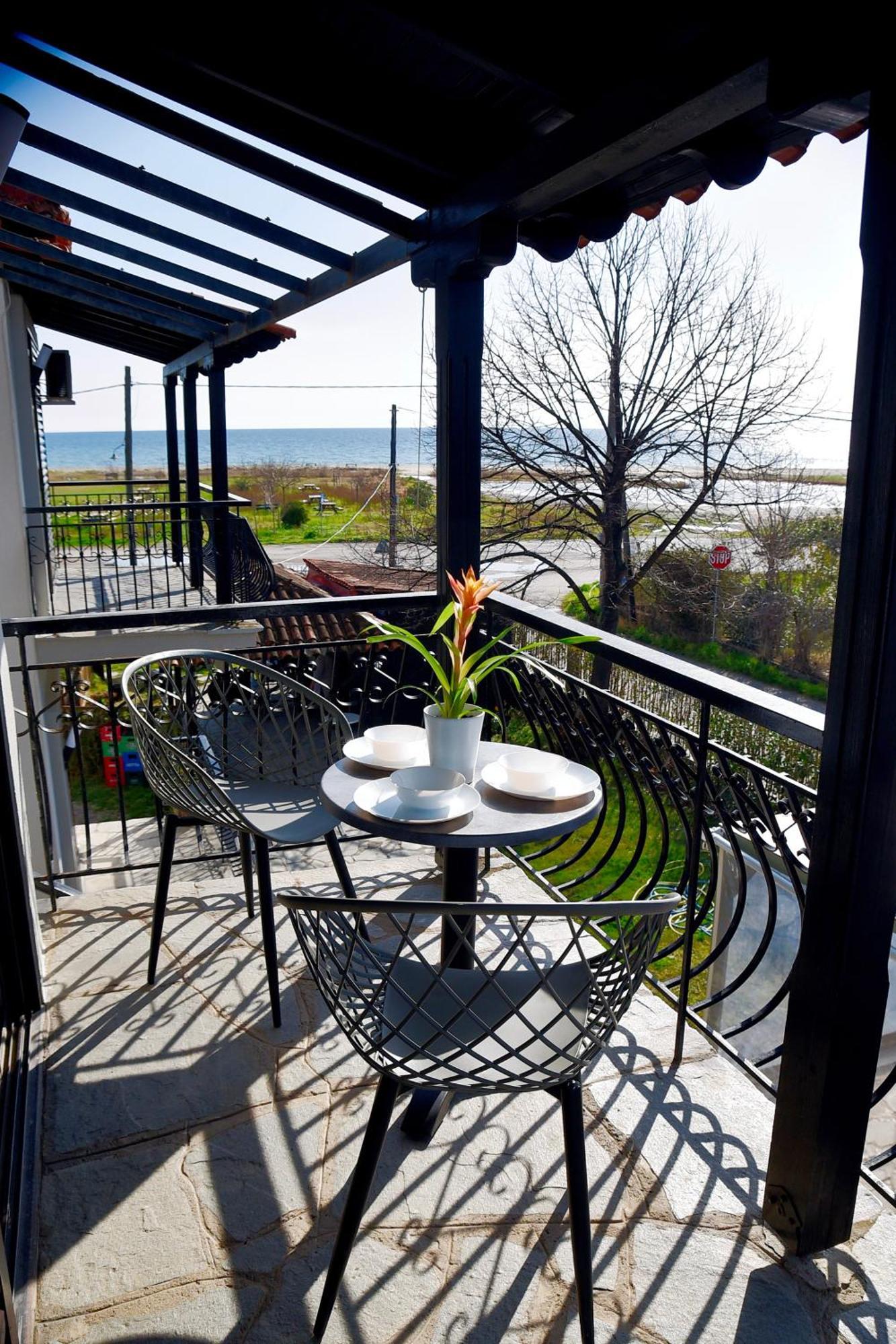 Room Nine 9 Beachfront Apartments Nea Kallikrateia Eksteriør billede