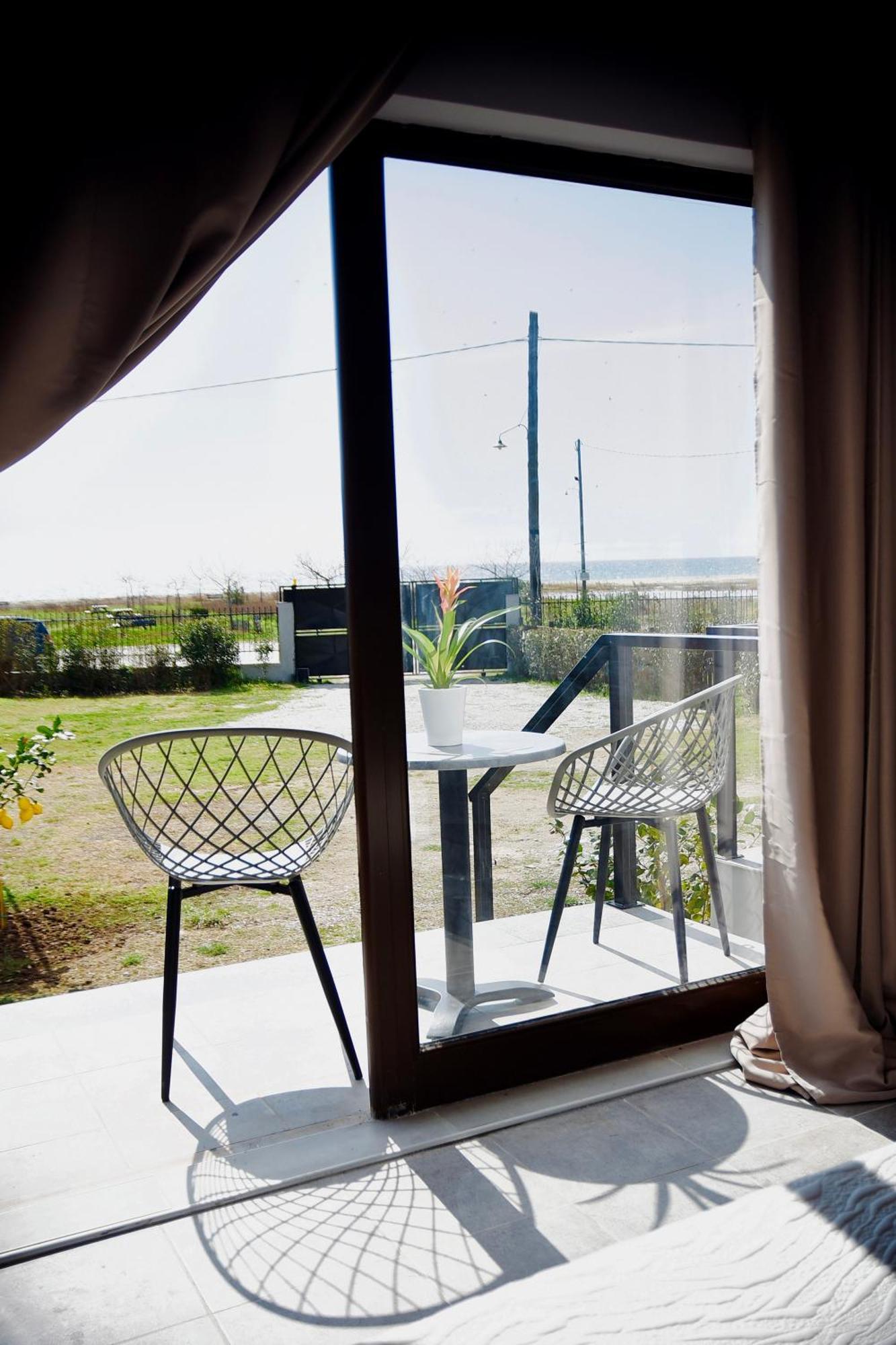 Room Nine 9 Beachfront Apartments Nea Kallikrateia Eksteriør billede